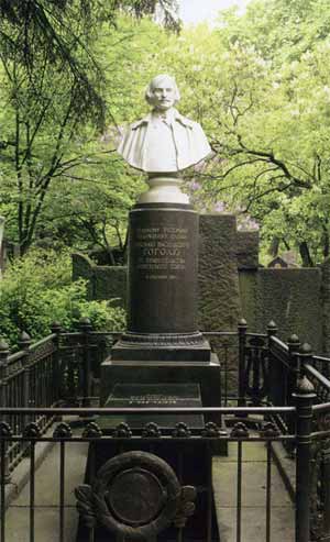 Могила  Н. В. Гоголя <br>на Новодевичьем кладбище в Москве